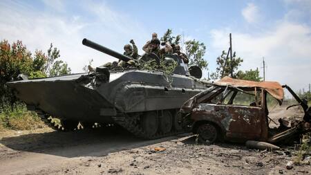 Guerra entre Rusia y Ucrania. Avance de tanque de guerra. Foto: NA.