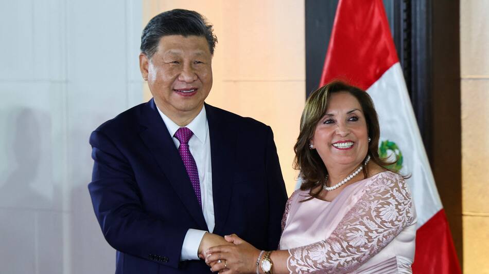 Xi Jinping y Dina Boluarte. Foto: Reuters.