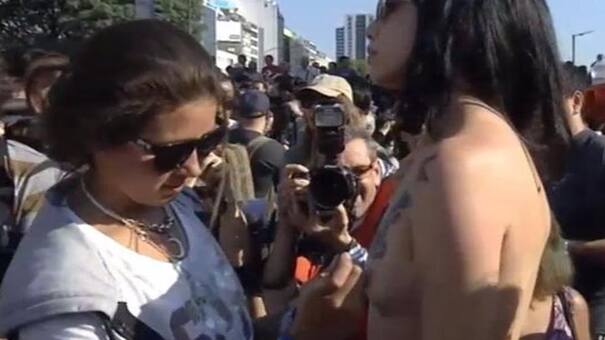 Tras polémica topless en Necochea, se realiza un "tetazo" en el Obelisco