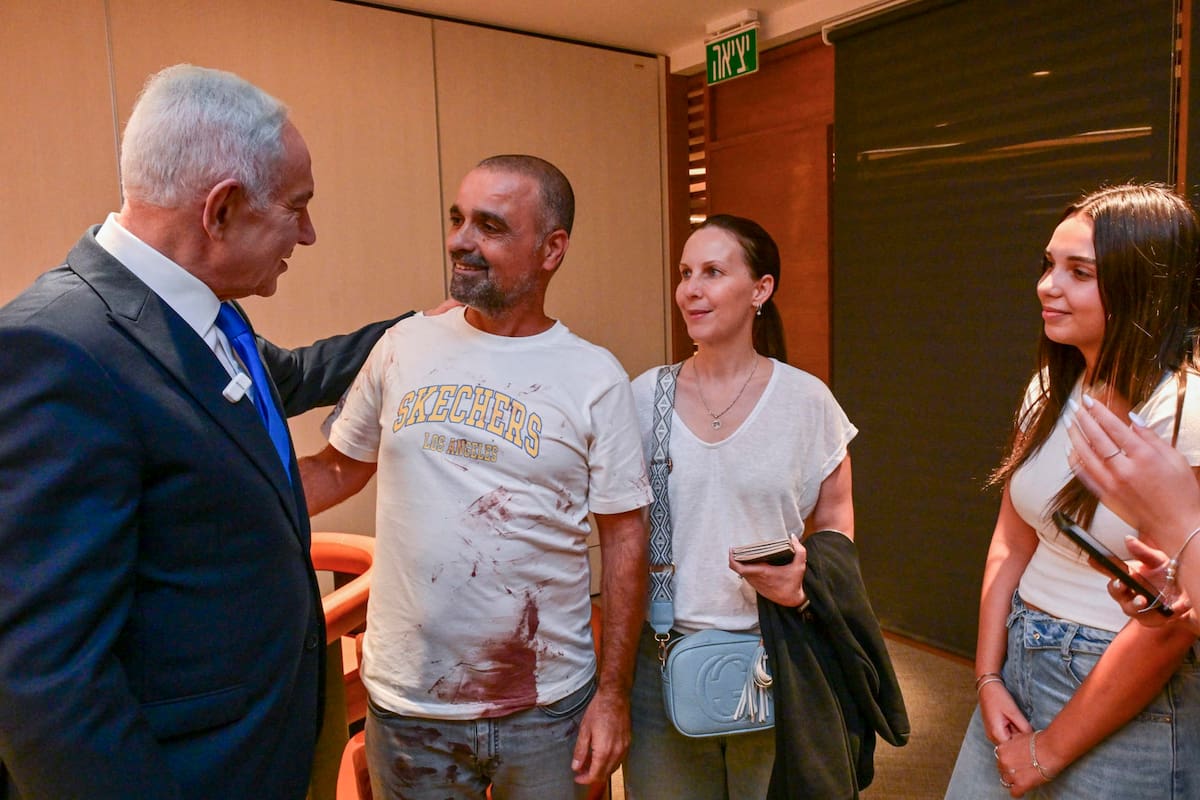 Benjamin Netanyahu con el pasajero héroe del vuelo que aterrizó de emergencia en Arabia Saudita.