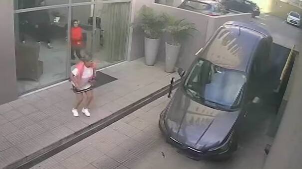 Video: en Lomas de Zamora, una conductora avanzó en el estacionamiento de un edificio con la rampa elevada y su auto cayó al vacío