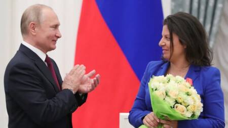 Margarita Simonyan junto a Putin. Foto: Reuters