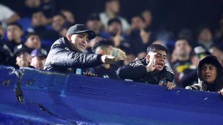 Hinchas chilenos rompiendo billetes argentinos en los estadios. Foto: REUTERS.
