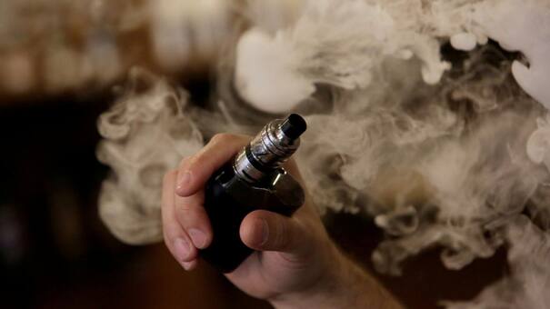 Indonesia busca frenar el uso de cigarrillos electrónicos e impone impuestos desde el 1 de enero