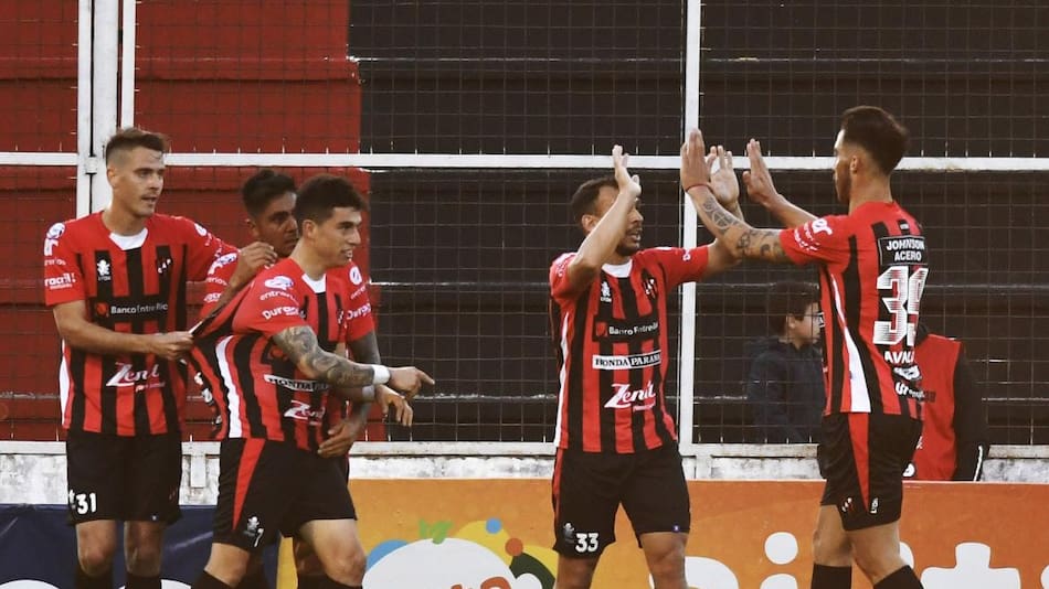 Festejo de Patronato ante Independiente por Superliga