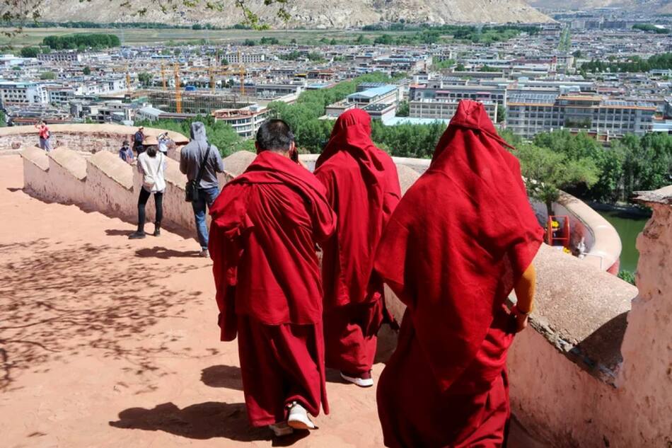 Monjes budistas tibetanos caminan por los terrenos del Palacio de Potala. Foto: Reuters