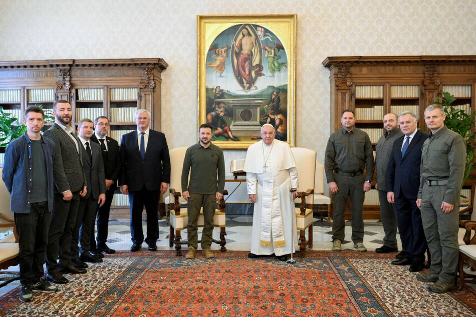 Volodimir Zelenski con el Papa Francisco en el Vaticano. Foto: REUTERS.