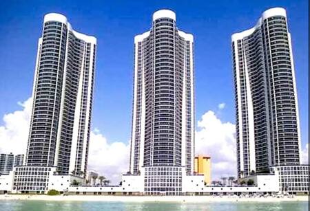 Las Trump Towers de Florida. Foto: Twitter @EdKrassen.