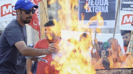 Quema de boletas en Plaza Congreso contra el aumento de tarifas, NA