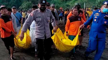 Tragedia en Indonesia: meditaban en la playa y los sorprendió la marea que dejó 10 muertos