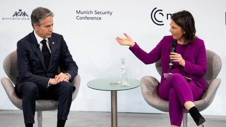Annalena Baerbock con Antony Blinken durante la Conferencia. Foto: Reuters.