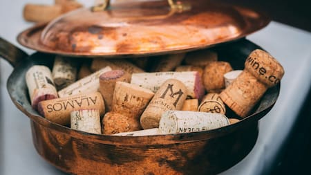 Corchos; vinos. Foto: Unsplash.
