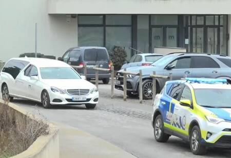 Dolor en el último adiós a la gemela que murió tras arrojarse de un edificio en Barcelona. CapturaEFE