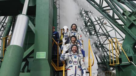 Tripulantes de la nave rusa Soyuz MS-25 rumbo a la Estación Espacial Internacional. Foto: EFE.