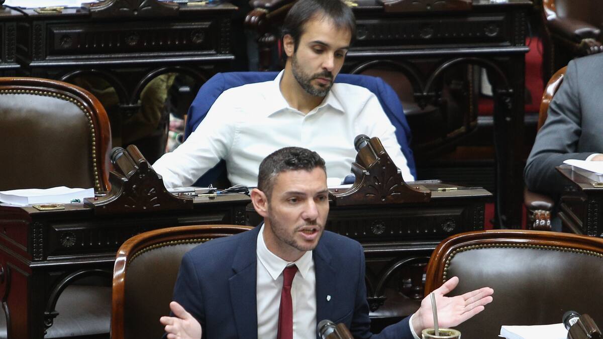 El diputado Damián Arabia durante la sesión en la que se trata la Ley Ómnibus