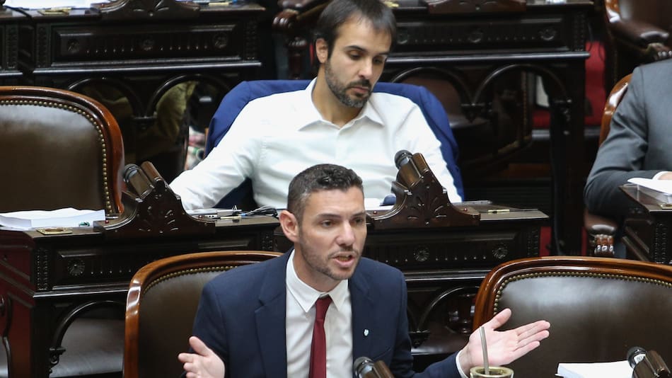 El diputado Damián Arabia durante la sesión en la que se trata la Ley Ómnibus