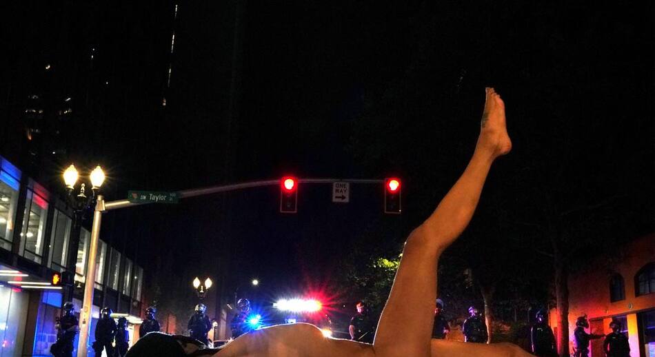 Manifestante desnuda se enfrenta a los agentes federales, Portland, REUTERS
