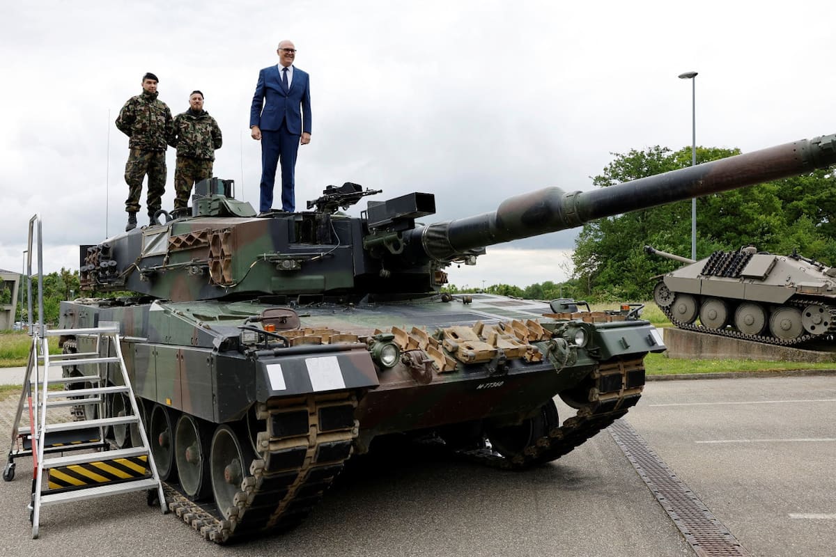 Martin Pfister, ministro de Defensa suizo, junto a soldados del Ejército de Suiza. Foto: Reuters/Stefan Wermuth
