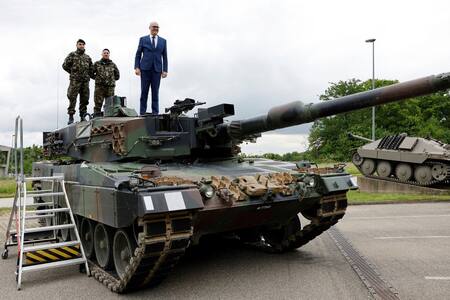 Martin Pfister, ministro de Defensa suizo, junto a soldados del Ejército de Suiza. Foto: Reuters/Stefan Wermuth