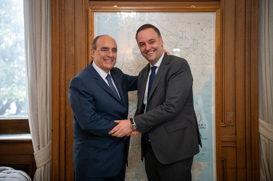 Guillermo Francos y Manuel Adorni.