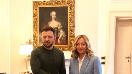 Giorgia Meloni y Volodomir Zelenski. Foto: REUTERS.