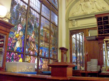 Café Las Violetas destaca por sus vitrales y su infraestructura. Foto: Instagram.