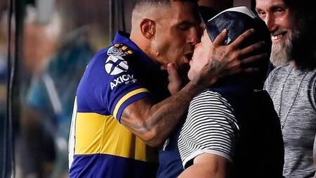 Tevez le dio un pico a Maradona, Superliga final, Boca vs Gimnasia
