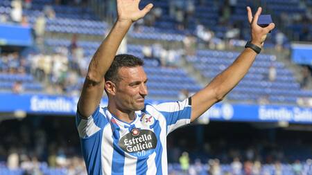 Homenaje a Lionel Scaloni en Deportivo La Coruña. Foto: EFE