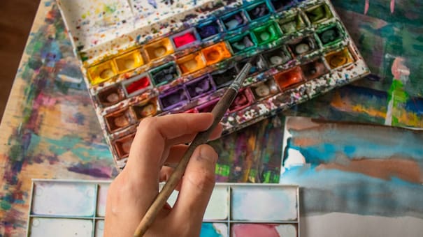 La psicología lo explica: por qué las personas zurdas tienen un mayor potencial creativo