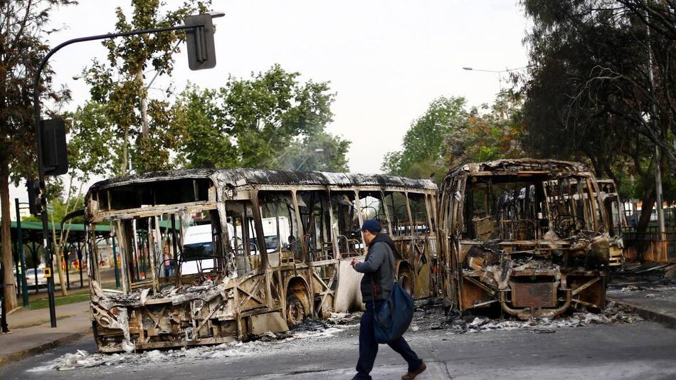 Violentas protestas en Santiago de Chile contra el aumento del boleto del subte, REUTERS