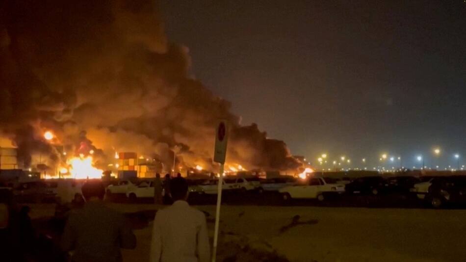 El fuego tras la explosión en el puerto de Irán. Foto: Reuters.