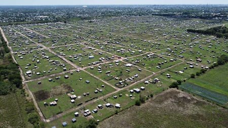 Vecino indignado por la toma en Los Hornos: “Esto va a terminar siendo una villa”