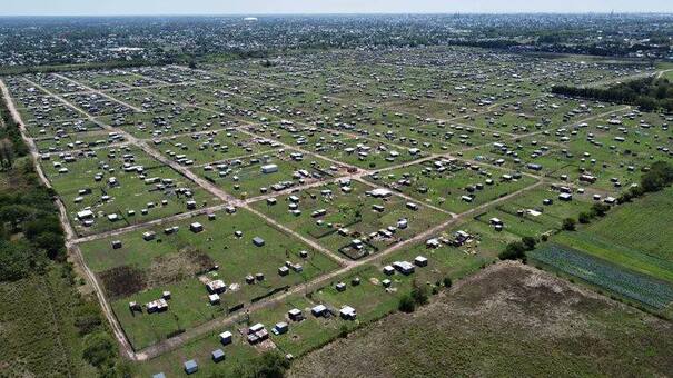 Vecino indignado por la toma en Los Hornos: “Esto va a terminar siendo una villa”