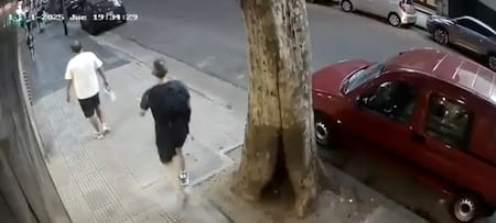 Los momentos previos a la agresión de un hombre contra una niña.