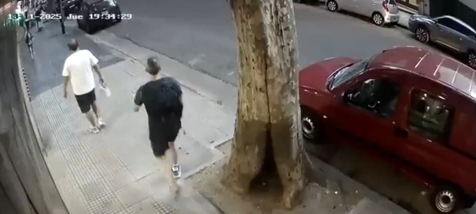 Los momentos previos a la agresión de un hombre contra una niña.