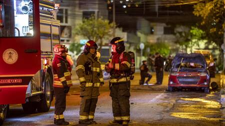 Bomberos trabajando en Quito. Foto: EFE