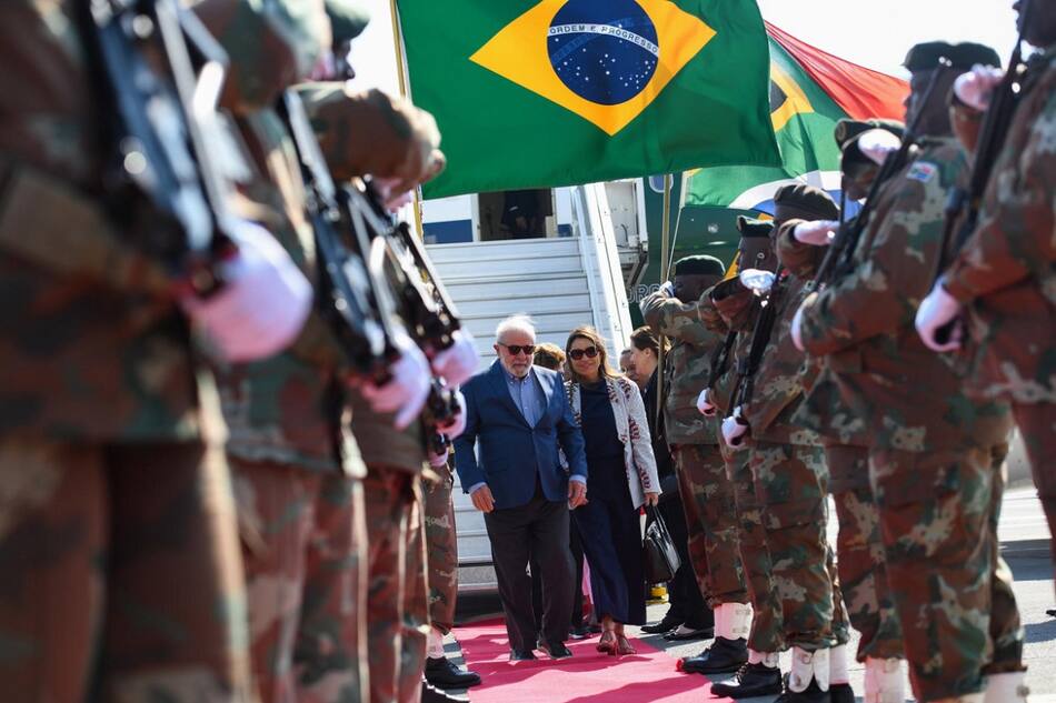 La llegada de Lula da Silva a Sudáfrica para participar de la cumbre de los BRICS. Foto: EFE.