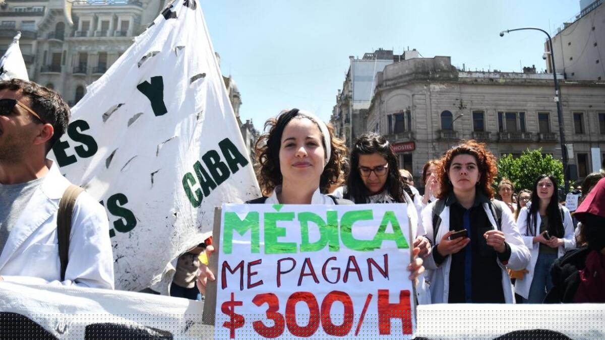 Reclamo del personal de salud por recomposición salarial. Foto: Télam.