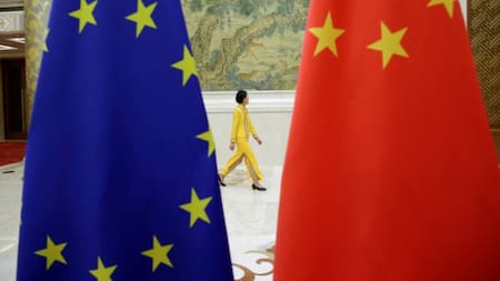 Bandera de la Unión Europea junto a la de China. Foto: Reuters.