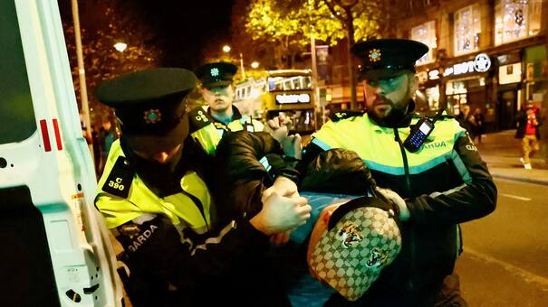 Irlanda: la Policía mira filmaciones para dar con los autores de los disturbios que terminaron con niños heridos