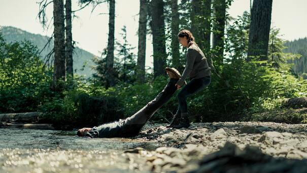 Sobrevivir en una isla desierta con demonios internos y traumas del pasado: cómo es la serie del momento en streaming