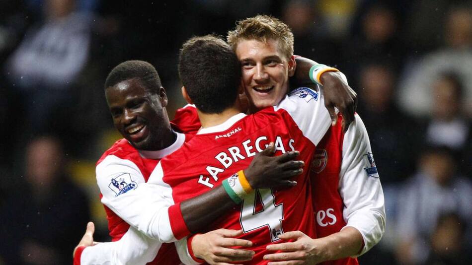 Emmanuel Eboué junto a Cesc Fábregas y Nicklas Bentder. Foto: Reuters.
