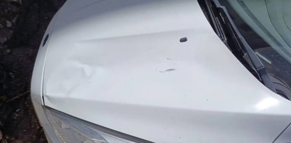 Auto donde cayó el detenido por abuso sexual desde el tercer piso de los Tribunales de La Plata.