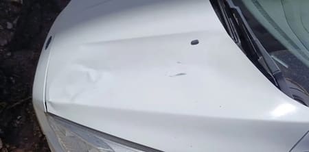 Auto donde cayó el detenido por abuso sexual desde el tercer piso de los Tribunales de La Plata.