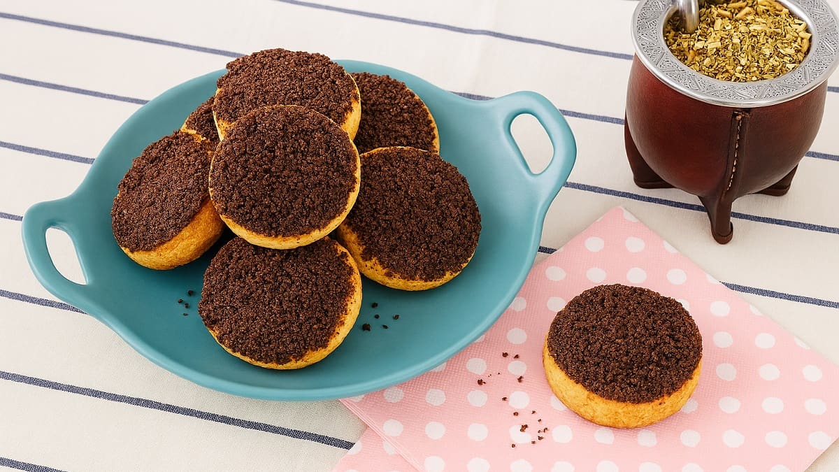 Lluvia, mate y tradición: la receta casera de las irresistibles tortitas negras, un clásico de Argentina