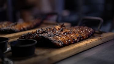 No es chimichurri: el exótico ingrediente para reversionar el costillar y conquistar a los comensales