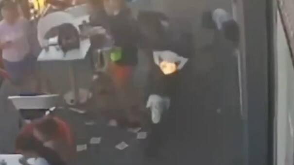 Video: escapaba de un control policial y atropelló a varios chicos en la puerta de una heladería