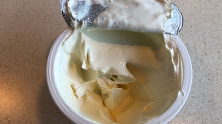 La ANMAT prohibió un queso untable por no contar con los registros apropiados.