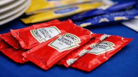 Adiós a los sobres de ketchup, mayonesa y sal: la Unión Europea elimina los envases de condimentos para reducir los residuos plásticos