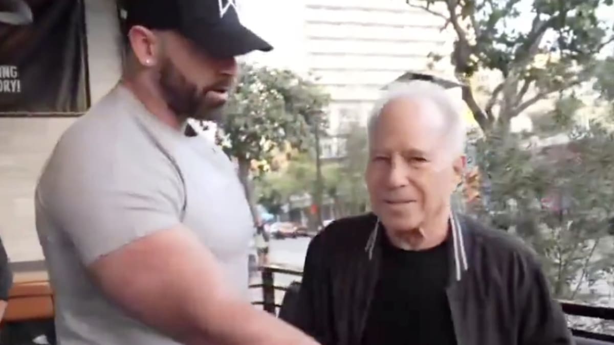 Encontraron al productor de Space Jam en una cita con una menor de edad: escrache y huida